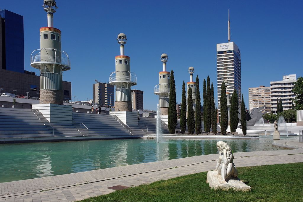 Parc de l'Espanya Industrial. Escultura Venus moderna de José Pérez Pérez, Peresejo