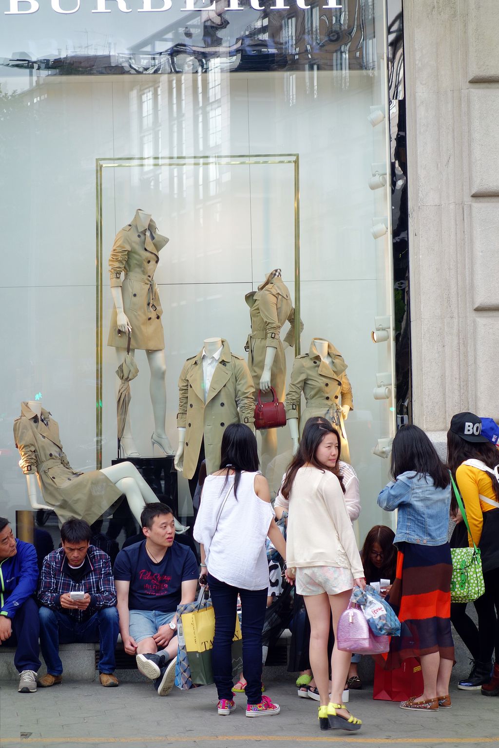 Turistes a la botiga Burberry del passeig de Gràcia