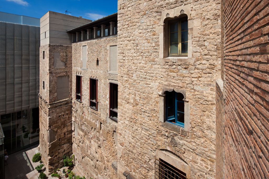 Muralles del carrer del Regomir amb construccions gòtiques adossades