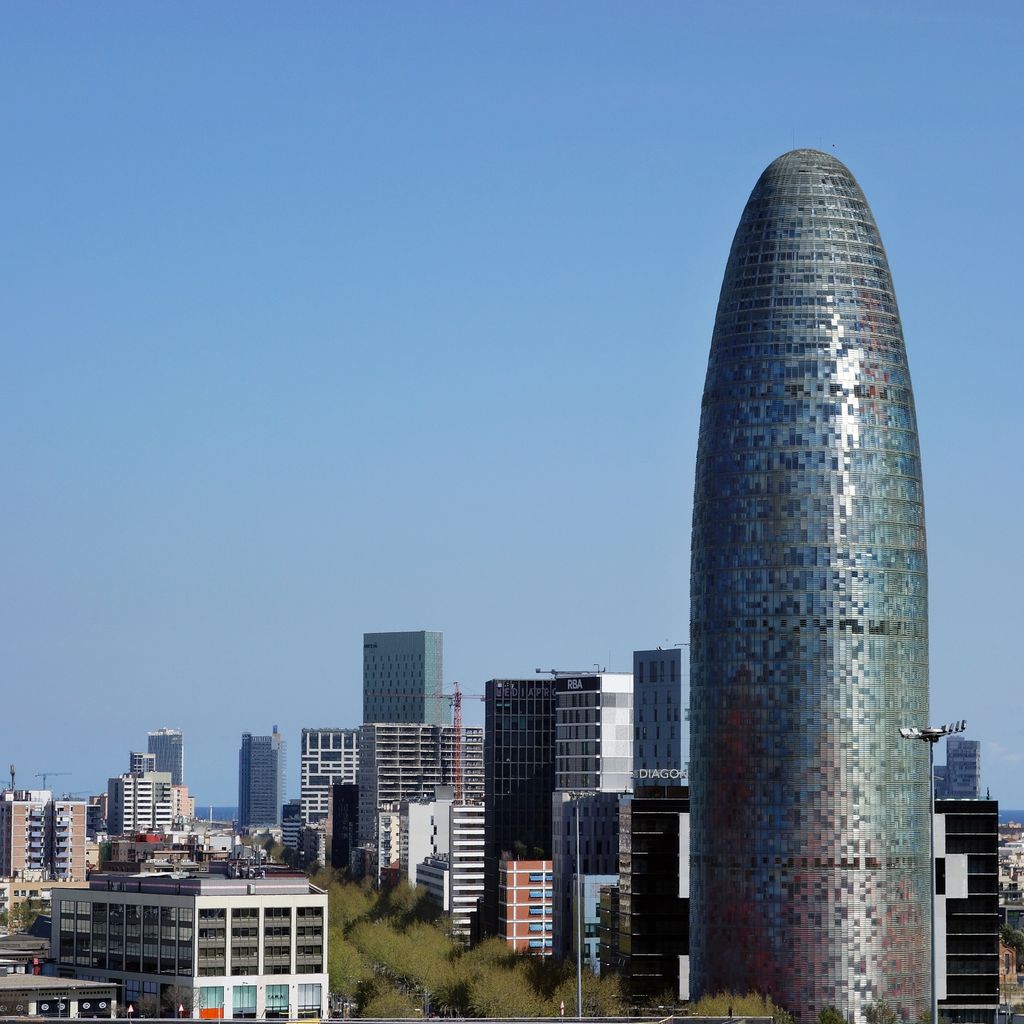 Avinguda Diagonal de les Glòries fins al Fòrum amb la Torre Glòries a primer terme