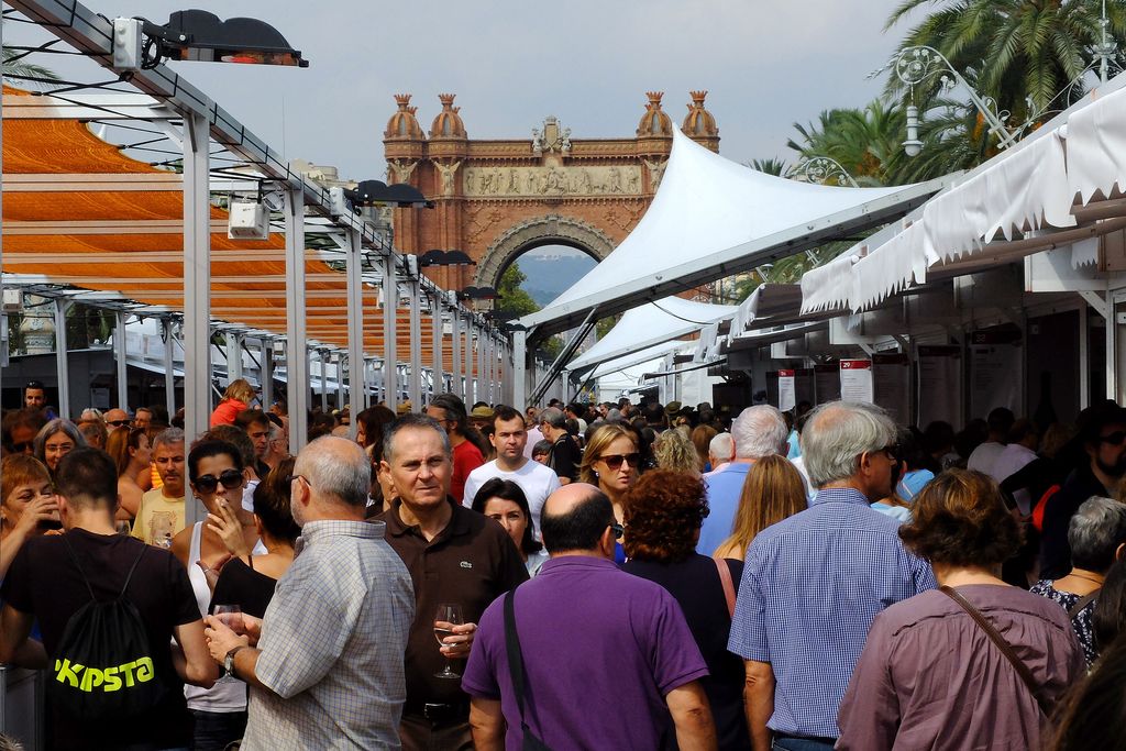 Mercè 2014. Mostra de Vins i Caves. Visitants mirant els estands