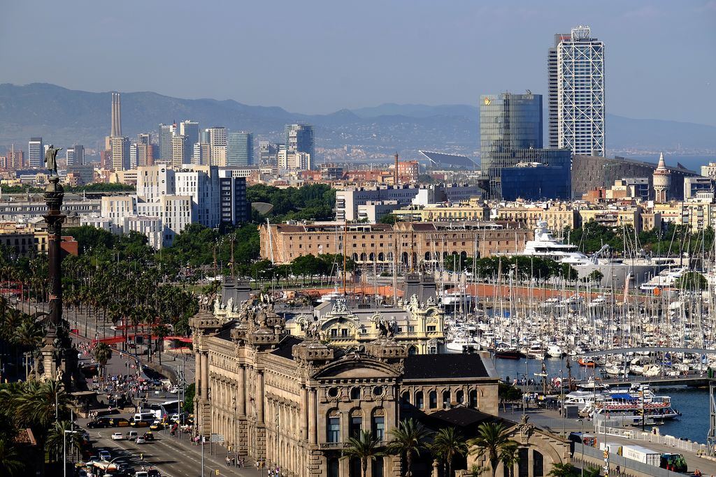 Vista de Barcelona desde el mirador del Poble-sec con el monumento a Cristóbal Colón, el edificio de Hacienda y el puerto en primer plano