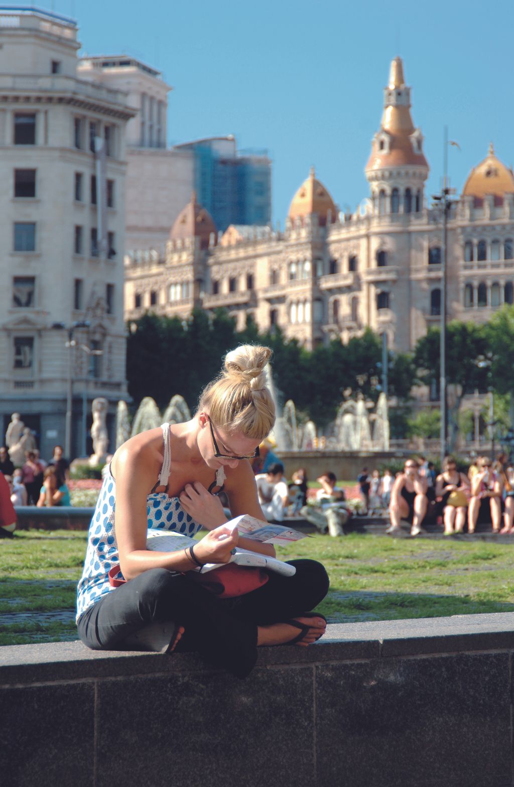 Noia consultant un mapa a la plaça de Catalunya