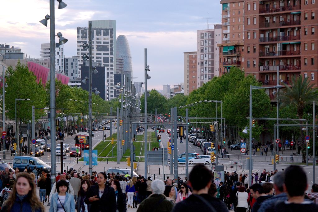 Fira d'Abril. Visitants a la Fira a la zona Fòrum i vistes de la Diagonal