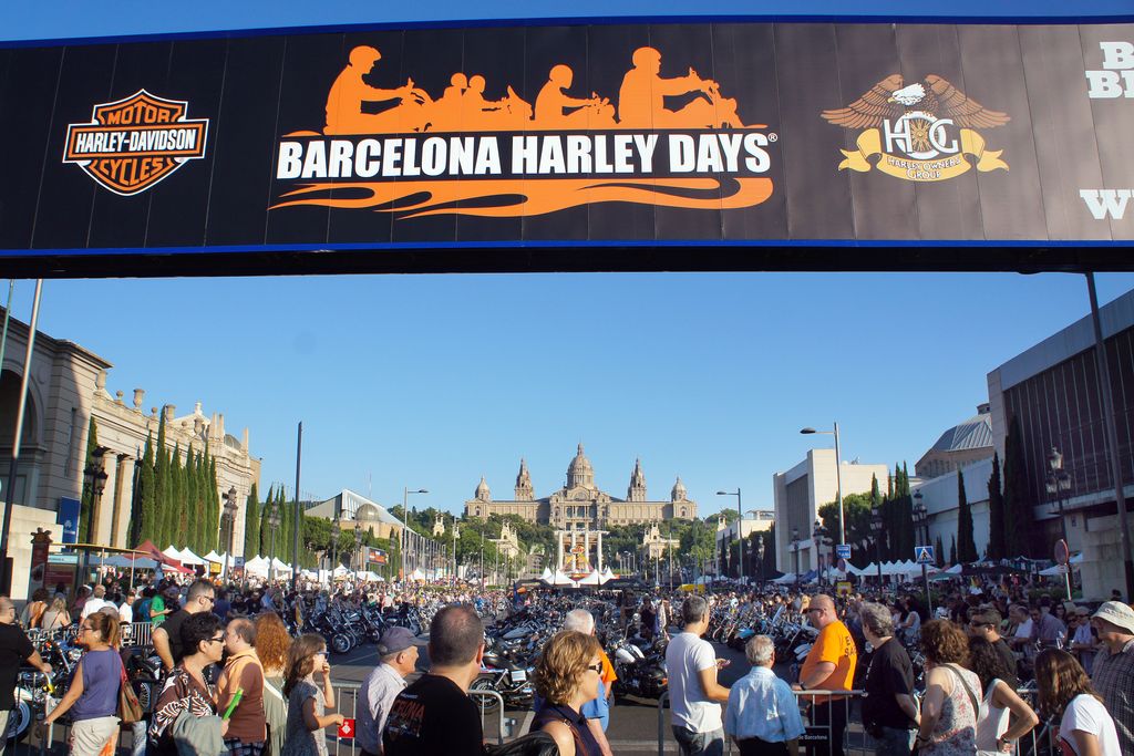 Barcelona Harley Days a l'avinguda de la Reina Maria Cristina. Rètol