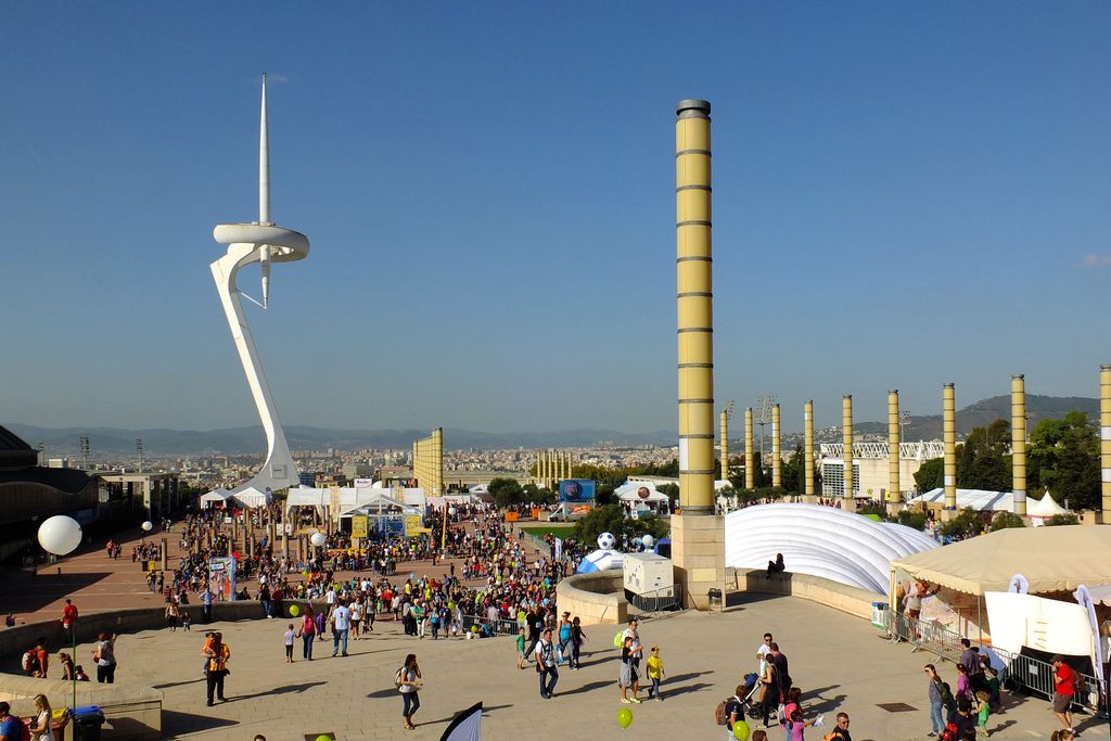 Festa dels Súpers a l'Anella Olímpica. Públic al voltant del Palau Sant Jordi i la Torre de Calatrava