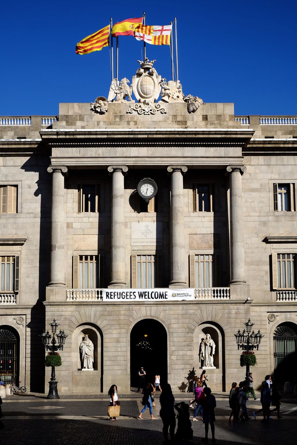 Façana de l'Ajuntament de Barcelona amb la pancarta "Refugees welcome"