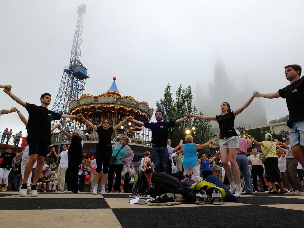 Barcelona capital de la sardana. Ballada al Parc d'Atraccions del Tibidabo