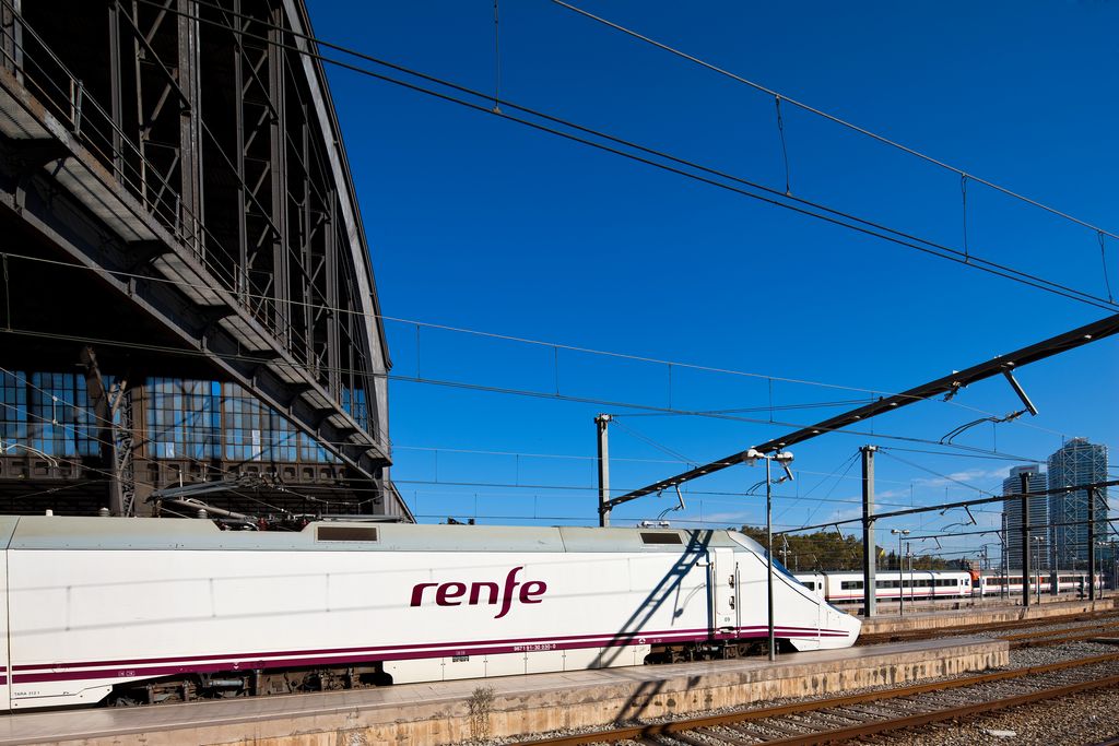 Estació de França. Sortida d'un tren de llarg recorregut