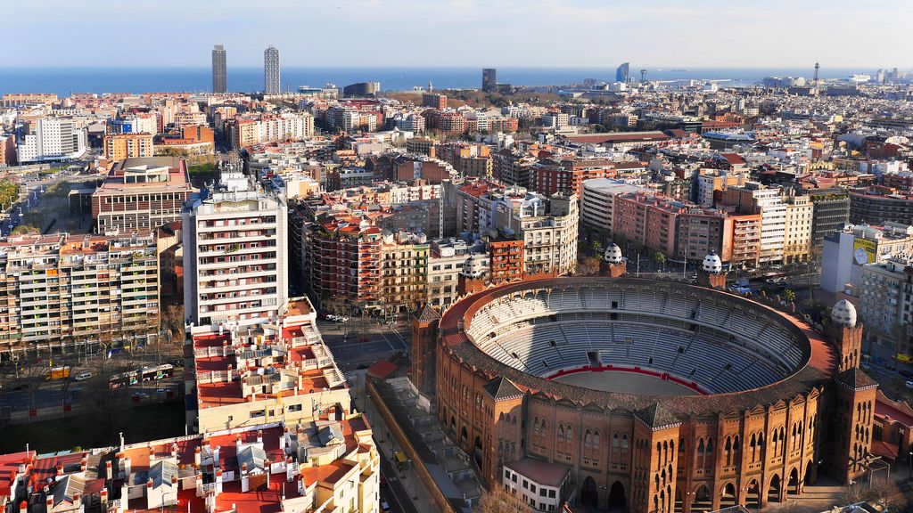 Vista aèria des de la plaça de braus La Monumental al litoral pel carrer de la Marina