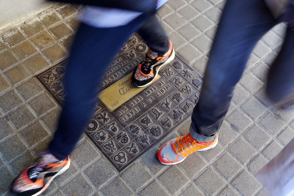 Colmado Quílez. Placa commemorativa d'establiment centenari al carrer 