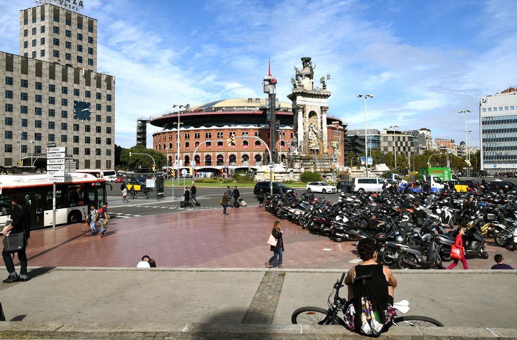 Aparcaments de motos a la plaça d'Espanya