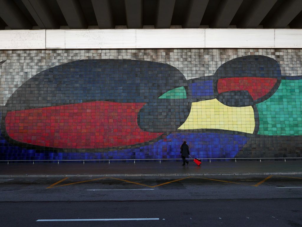 Mural de rajoles ceràmiques de Joan Miró a la Terminal 2 de l'aeroport