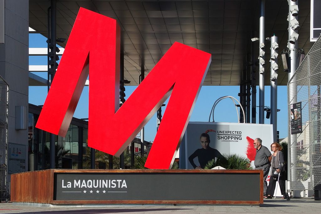 La Maquinista. Lletra M de rètol d'entrada