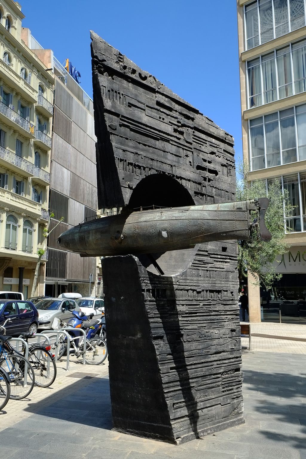 Monument a Narcís Monturiol de Josep Maria Subirachs, també conegut com Ictineu. Detall de l'escultura amb la signatura