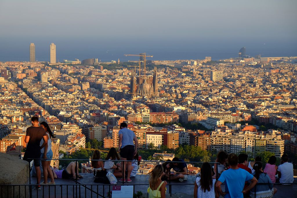 Turó de la Rovira. Visitants gaudint de les vistes de Barcelona des dels búnquers