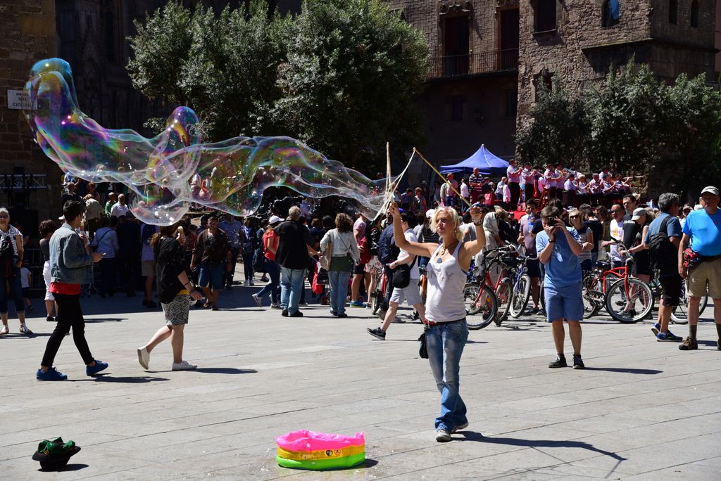 Avinguda de la Catedral de Barcelona. Espectacle al carrer de bombolles