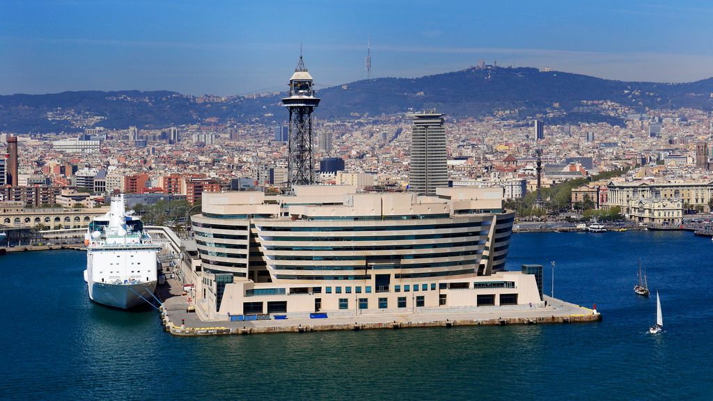 Vista del Port amb el World Trade Center i la torre de Sant Sebastià