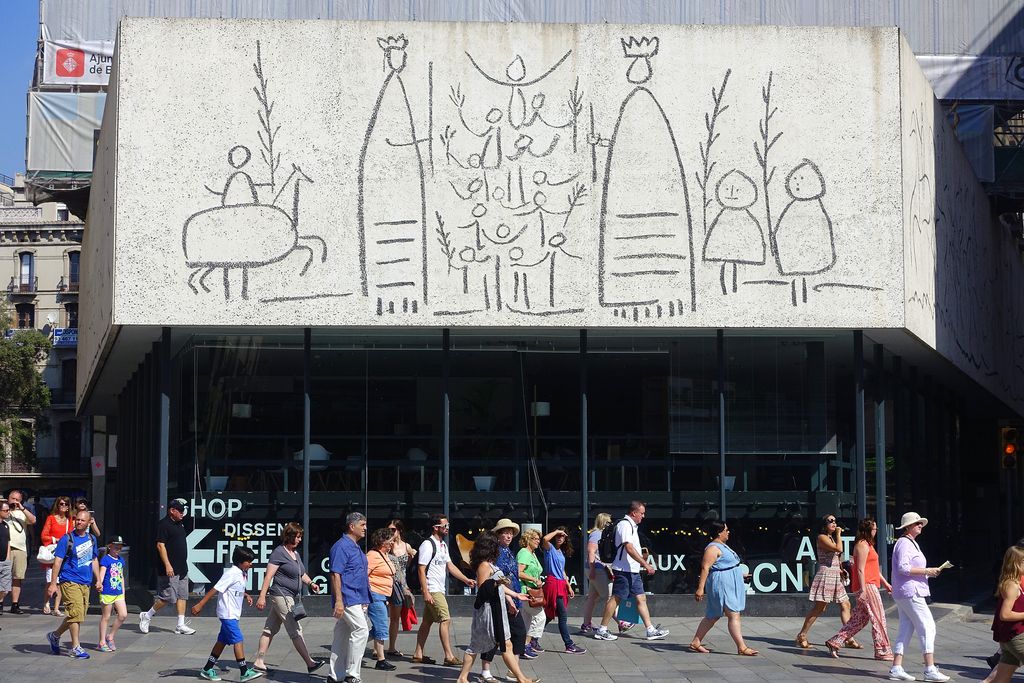 Fachada del COAC en la plaza Nova con el friso con dibujos esgrafiados de Picasso