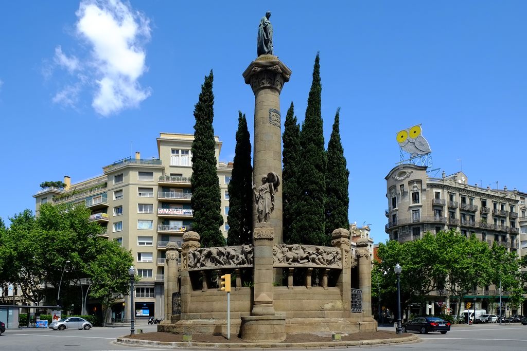 Plaça de Mossèn Jacint Verdaguer i monument