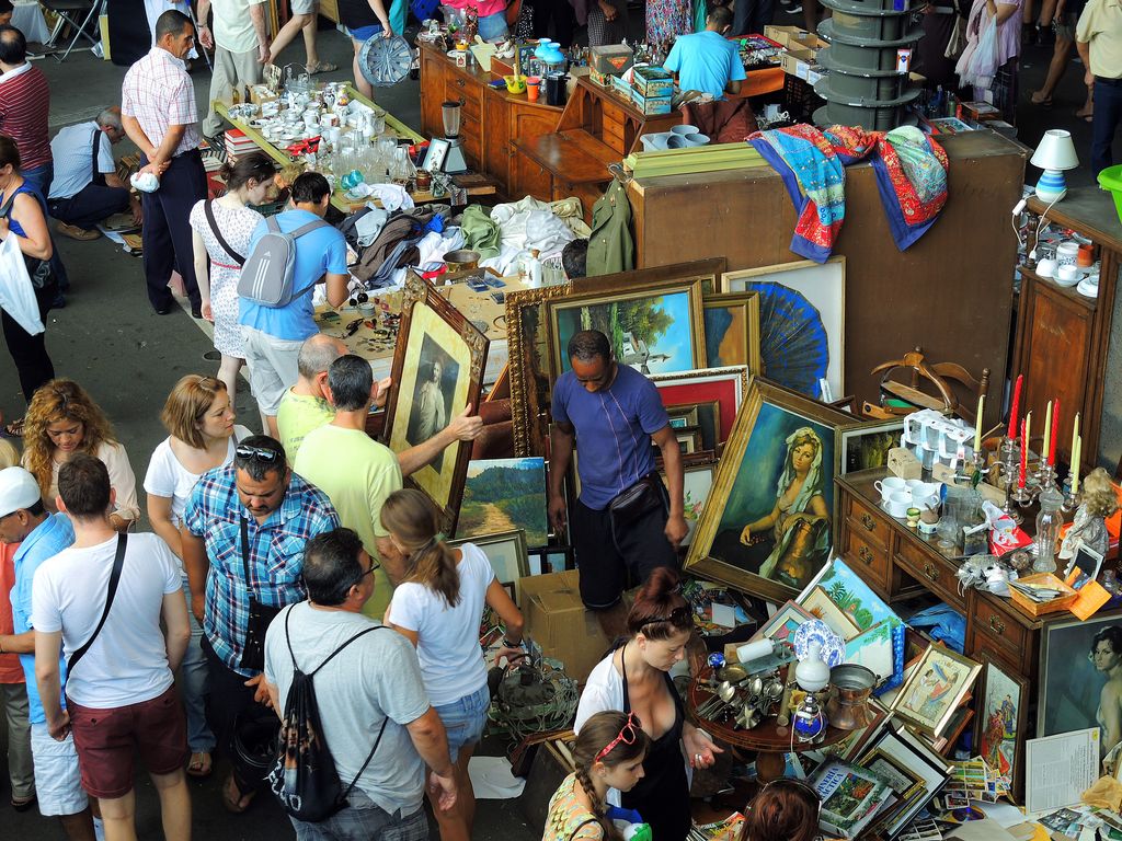 Mercat Encants Vells. Clients en una parada de pintures i fotografies antigues