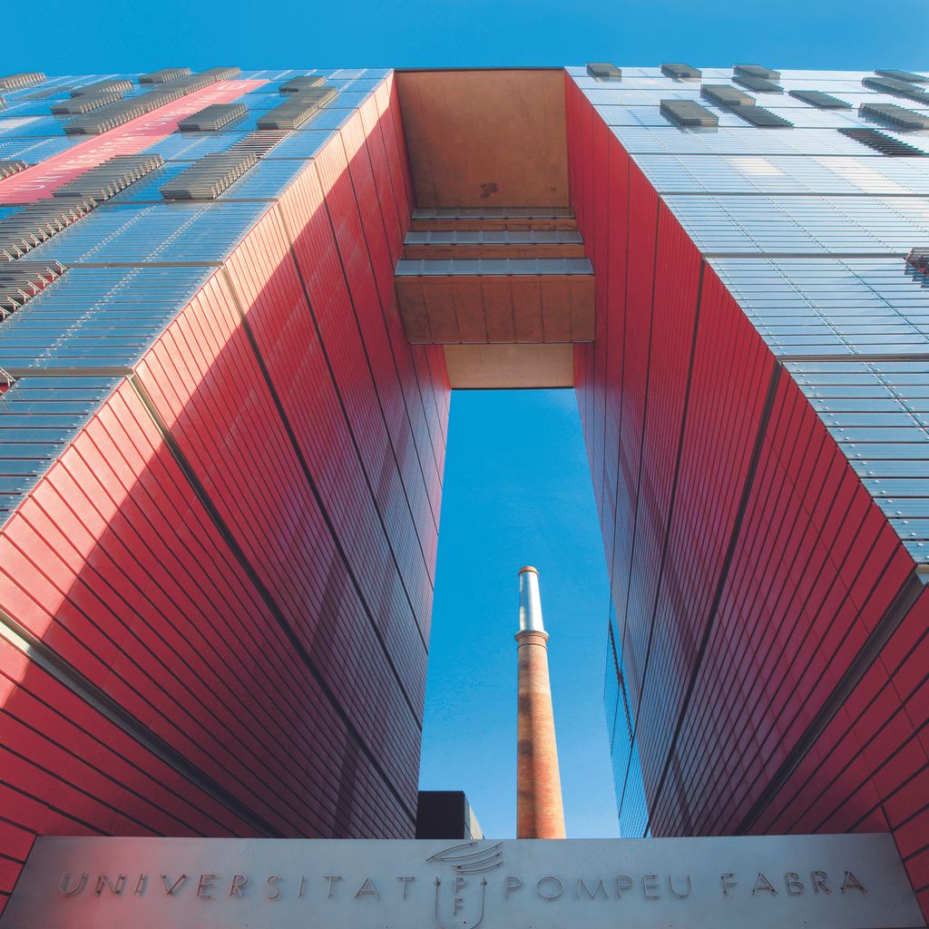 Universitat Pompeu Fabra i xemeneia vista des de l'edifici Roc Boronat