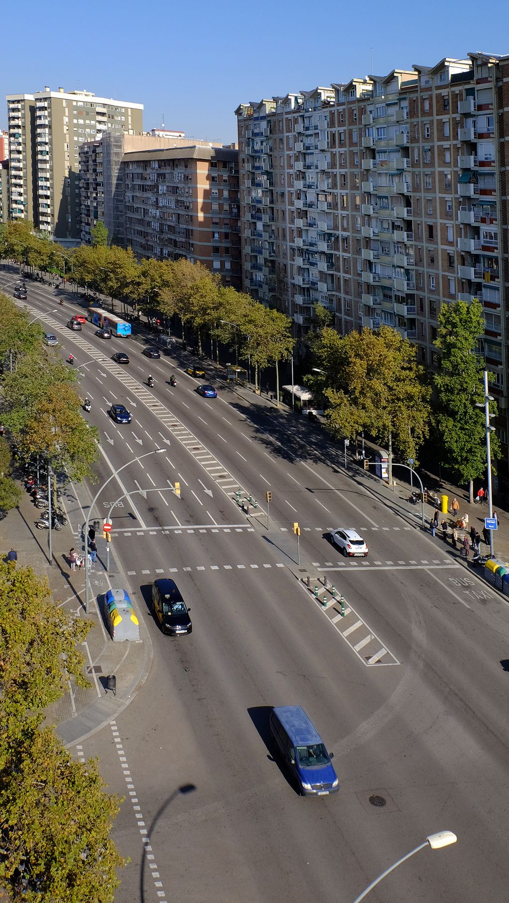 Avinguda Meridiana, tram entre el carrer de Felip II i la plaça de la Tolerància. Carrils