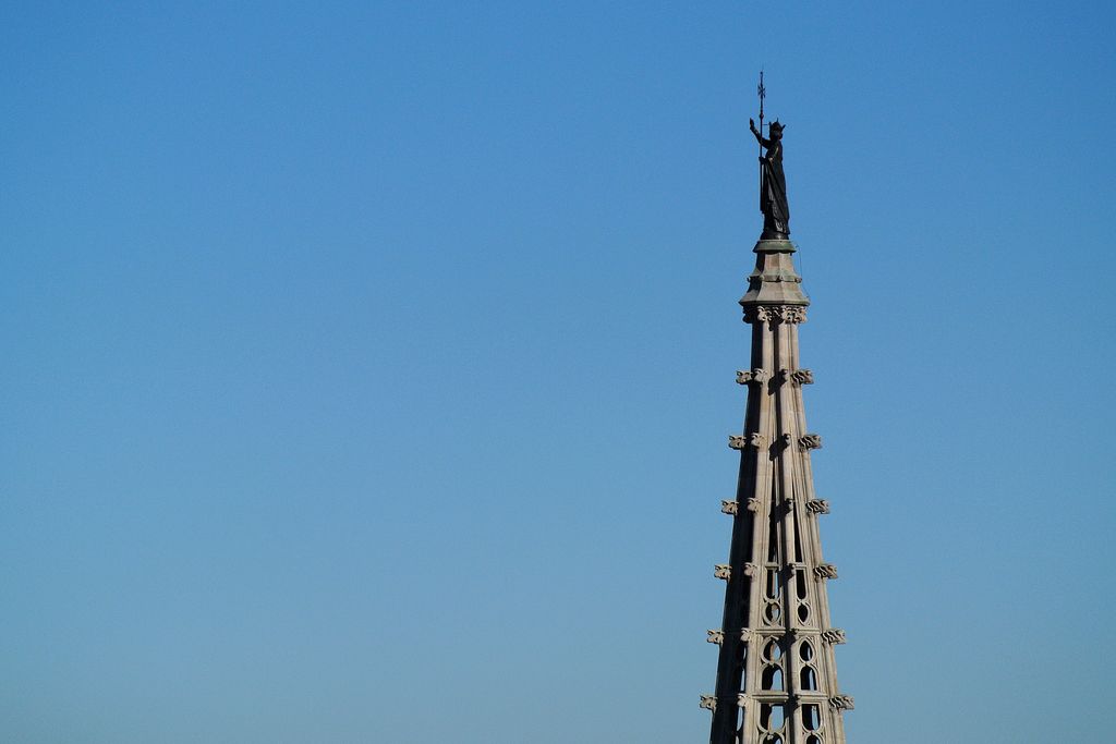 Torre del cimbori de la Catedral de Barcelona amb l'estàtua de bronze de Santa Elena