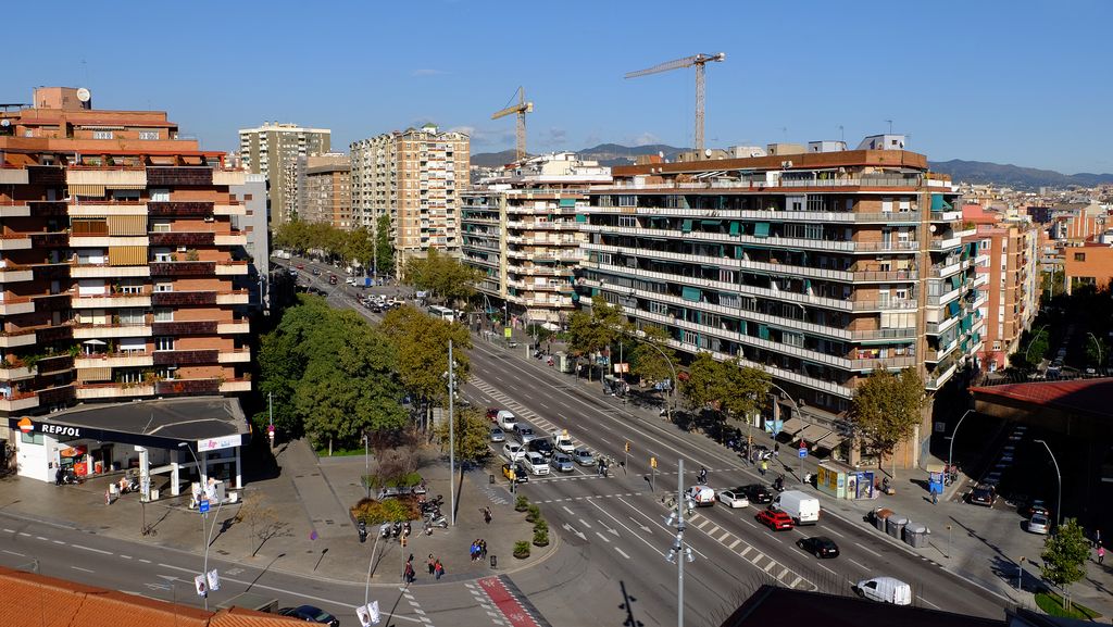 Avinguda Meridiana, tram entre els carrers de Las Navas de Tolosa i de Felip II, vista aèria. Benzinera