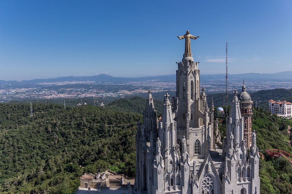 Detall de les torres i del Crist del temple expiatori del Sagrat Cor