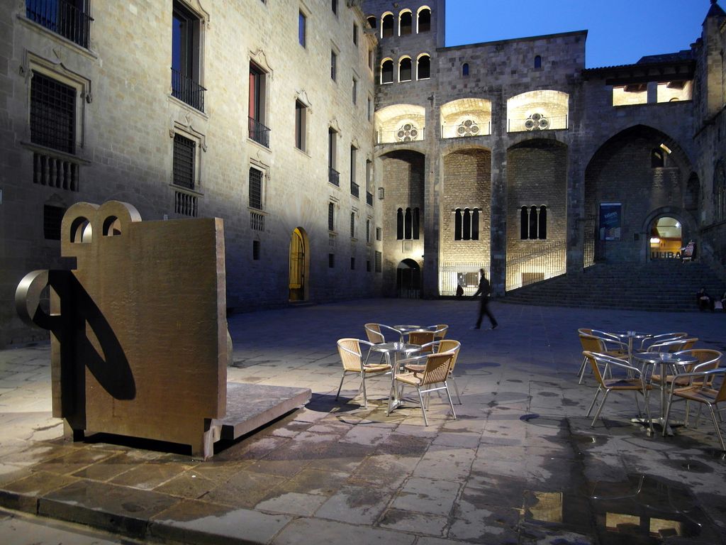 Plaça del Rei amb l'escultura Topos V de Chillida, la Torre del Rei Martí i Palau del Lloctinent