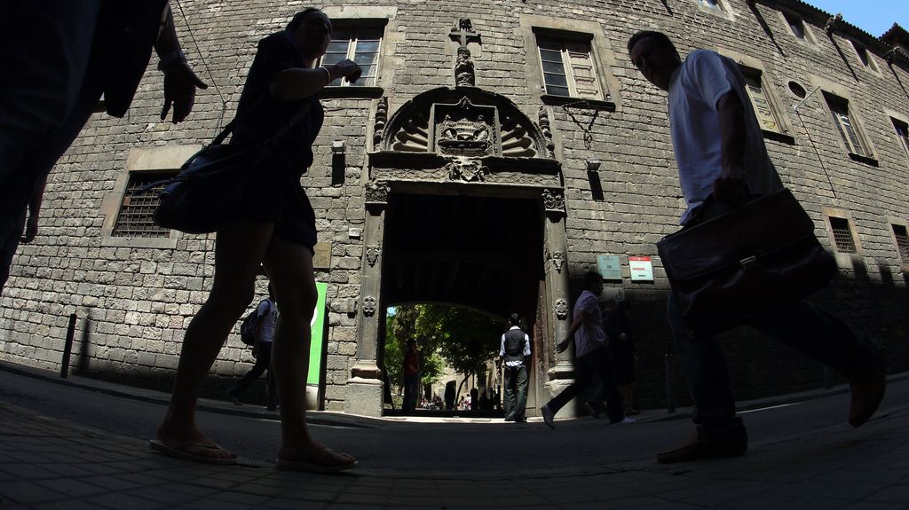 Antic Hospital de la Santa Creu. Façana amb la porta d'entrada al pati