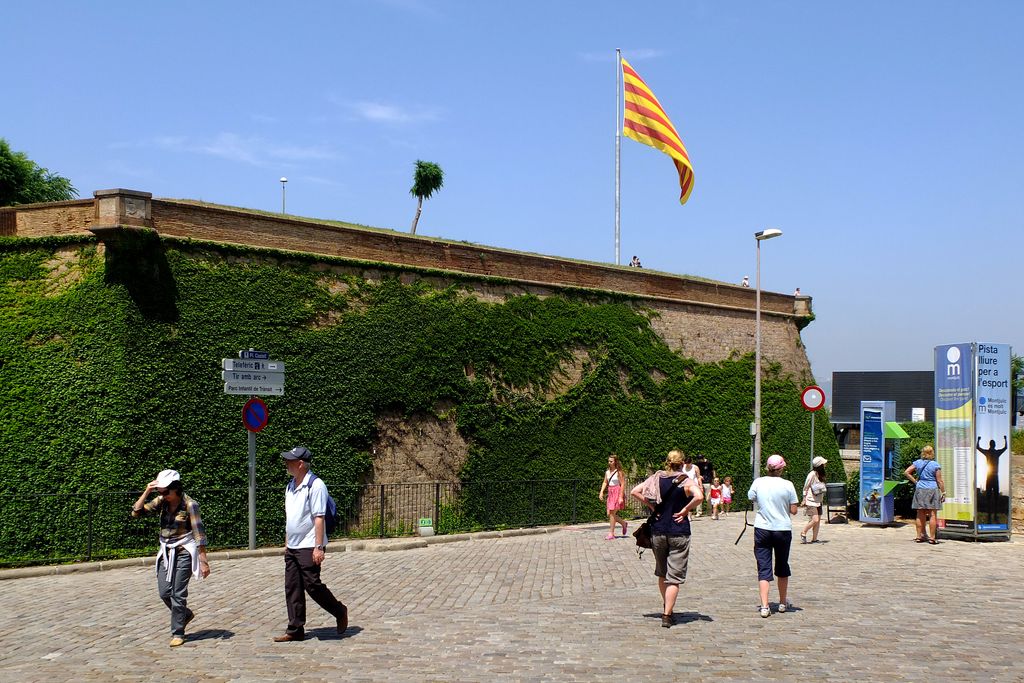 Castell de Montjuïc. Visitants passejant per l'exterior