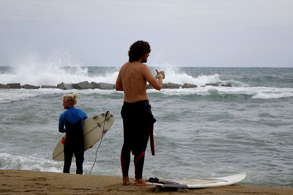 Platja de Sant Sebastià. Surfistes