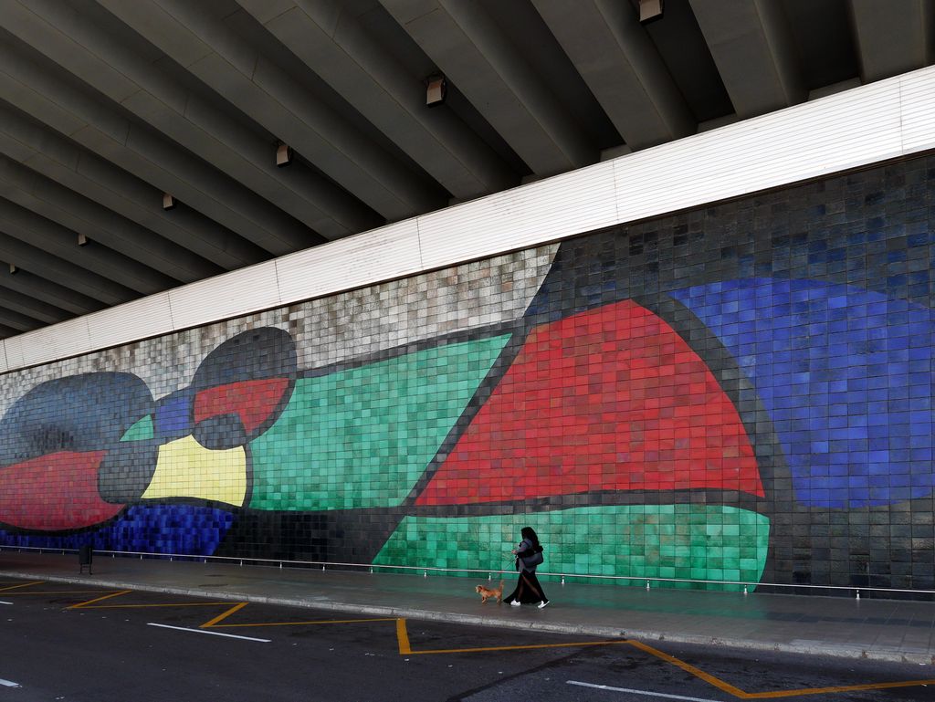 Mural de rajoles ceràmiques de Joan Miró a la Terminal 2 de l'aeroport