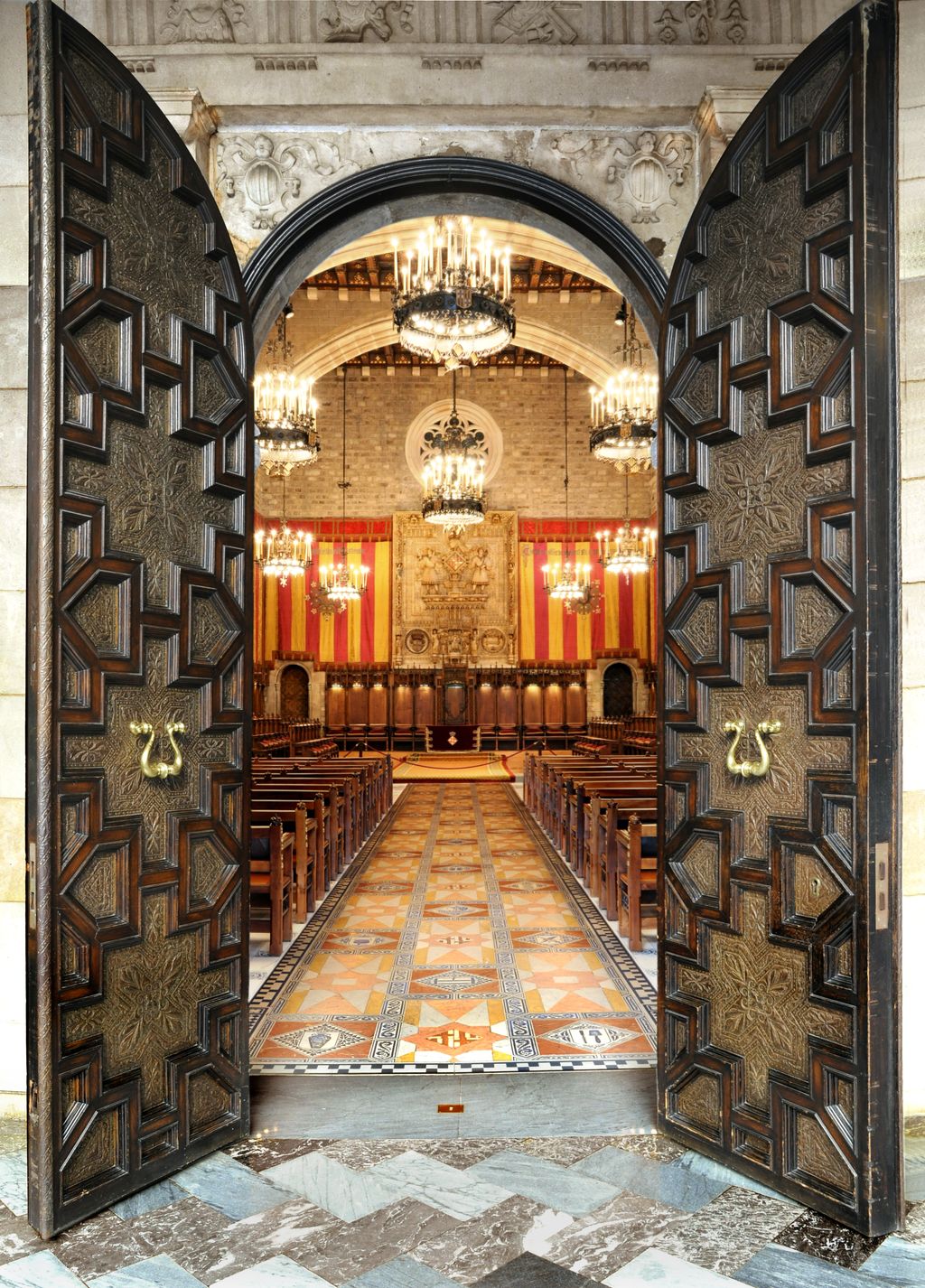 Saló de Cent vist des de la porta d'accés