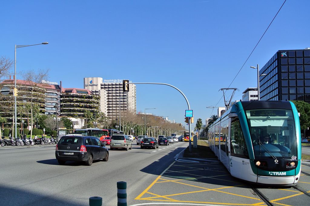 Plaça de la Reina Maria Cristina amb la Diagonal. Tramvia