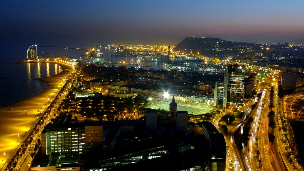 Vista parcial del litoral de Barcelona a la nit