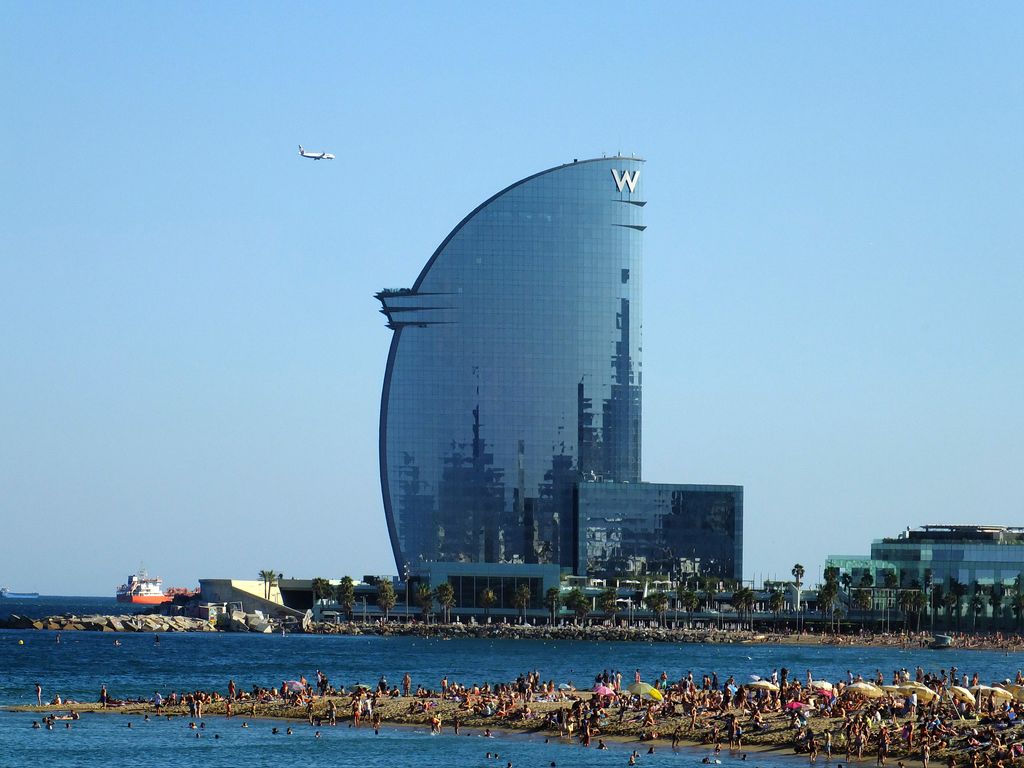 Hotel W vist des de la platja de Sant Sebastià