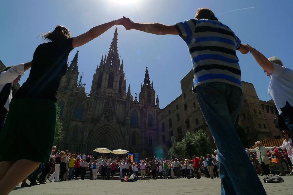 Sardanes al pla de la Seu. Rotllana