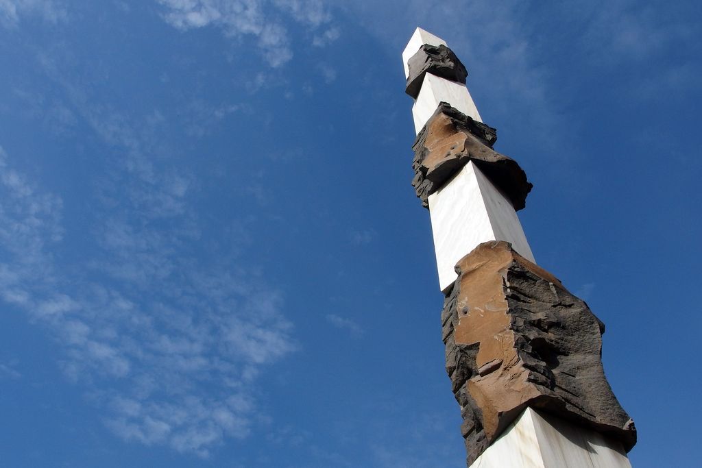 Monument a Josep Tarradellas. Detall de l'obelisc