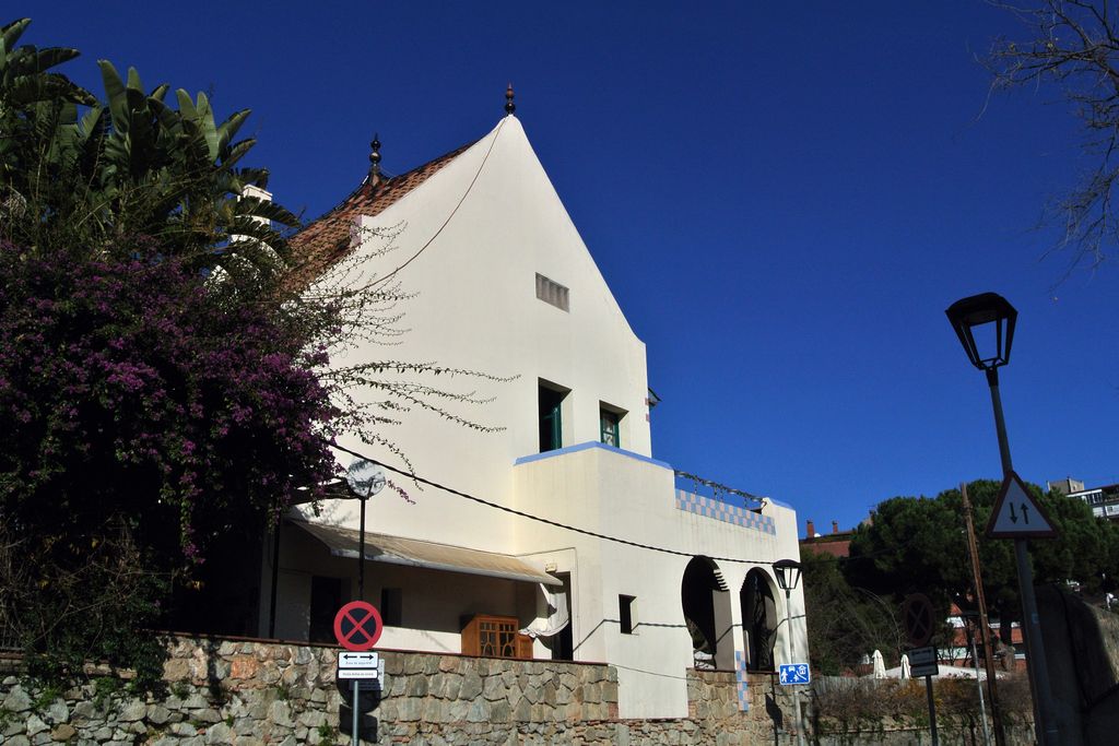 Torre Blanca. Coberta molt inclinada de l'edifici