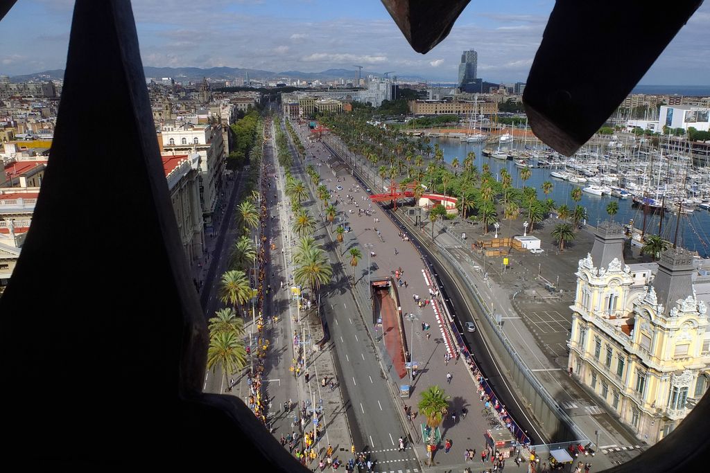 Via Catalana vista des del mirador del monument a Colom. Edifici de l'Autoritat Portuària