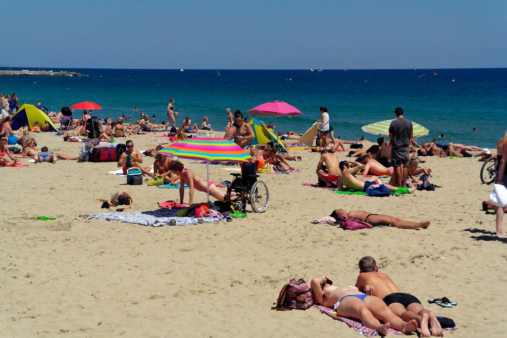 Platja del Bogatell. Banyista amb mobilitat reduïda