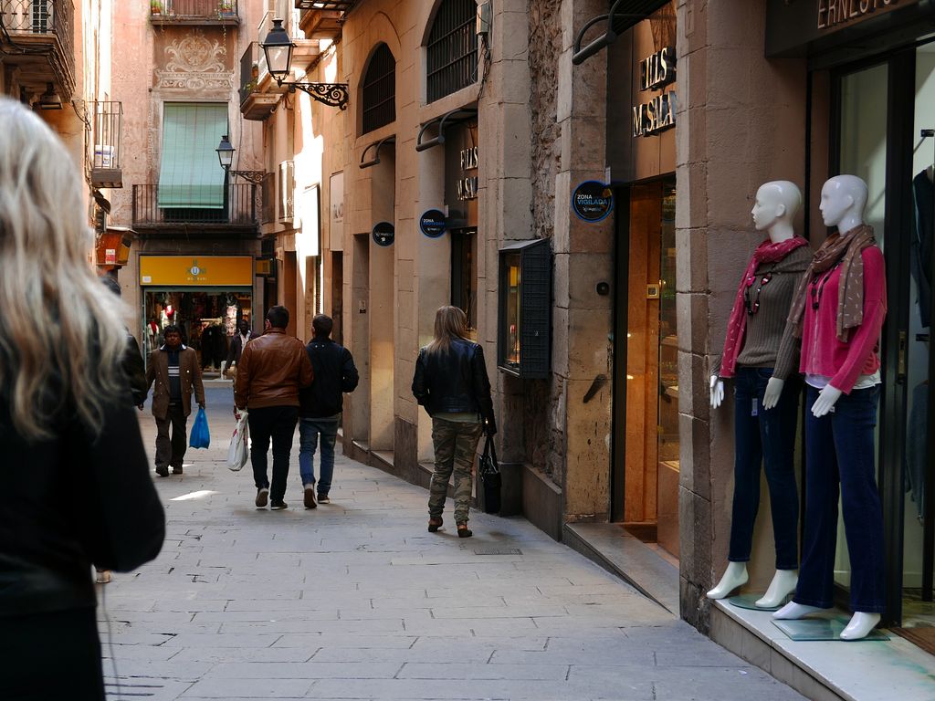 Carrer del Call. Comerços i vianants