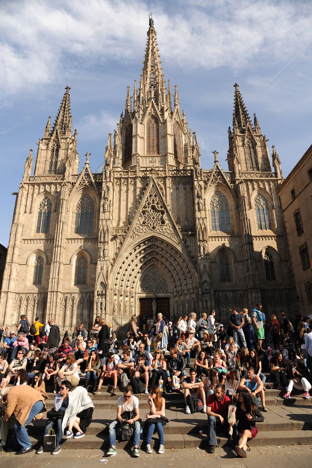 Diada de Sant Jordi amb persones assegudes a les escales del pla de la Seu