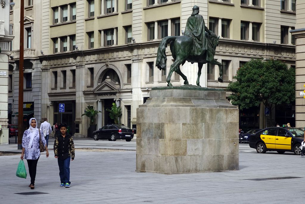 Plaça de Ramon Berenguer el Gran. Escultura eqüestre amb el basament 