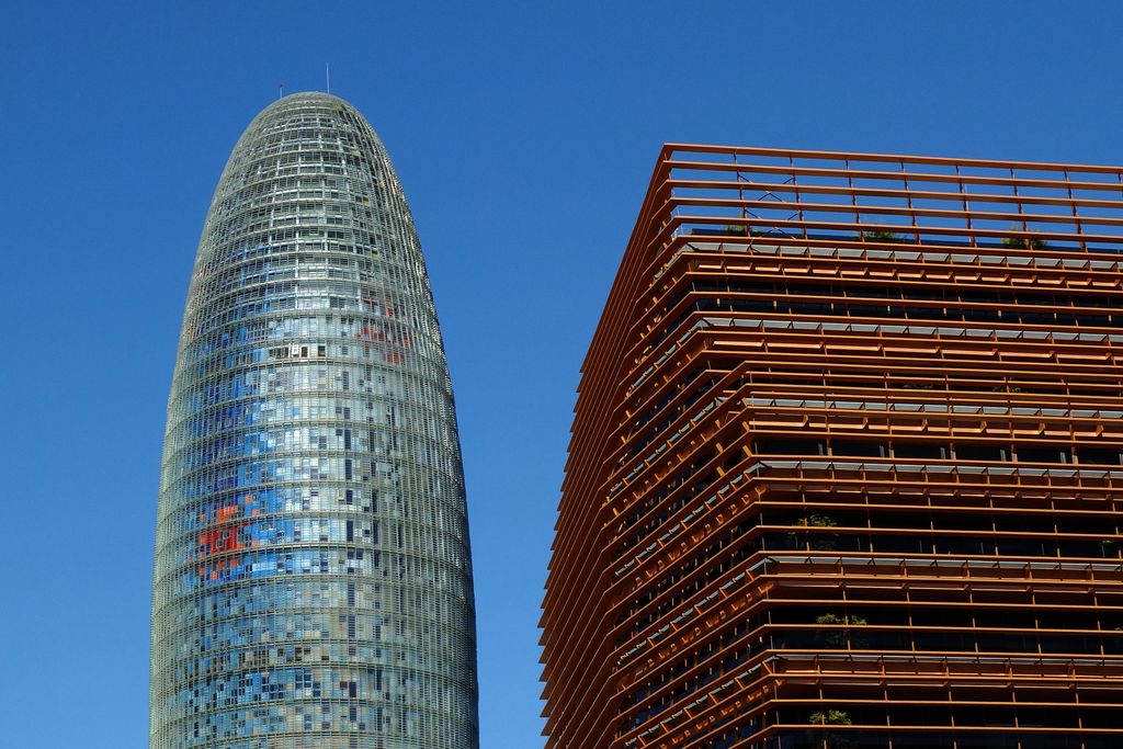 Torre Glòries i edifici de la Direcció de Telecomunicacions i del Sector Audiovisual de la CNMC