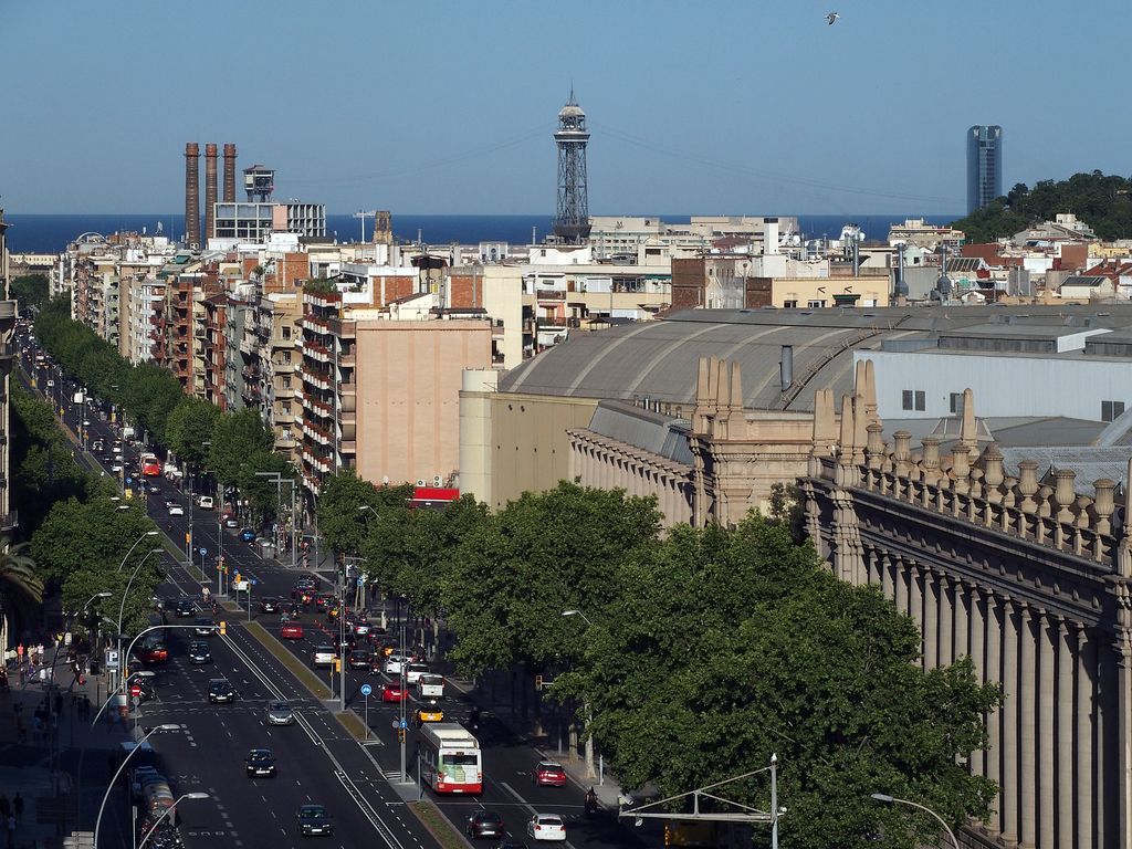 Avenida del Paral·lel. Vista desde la plaza de Espanya