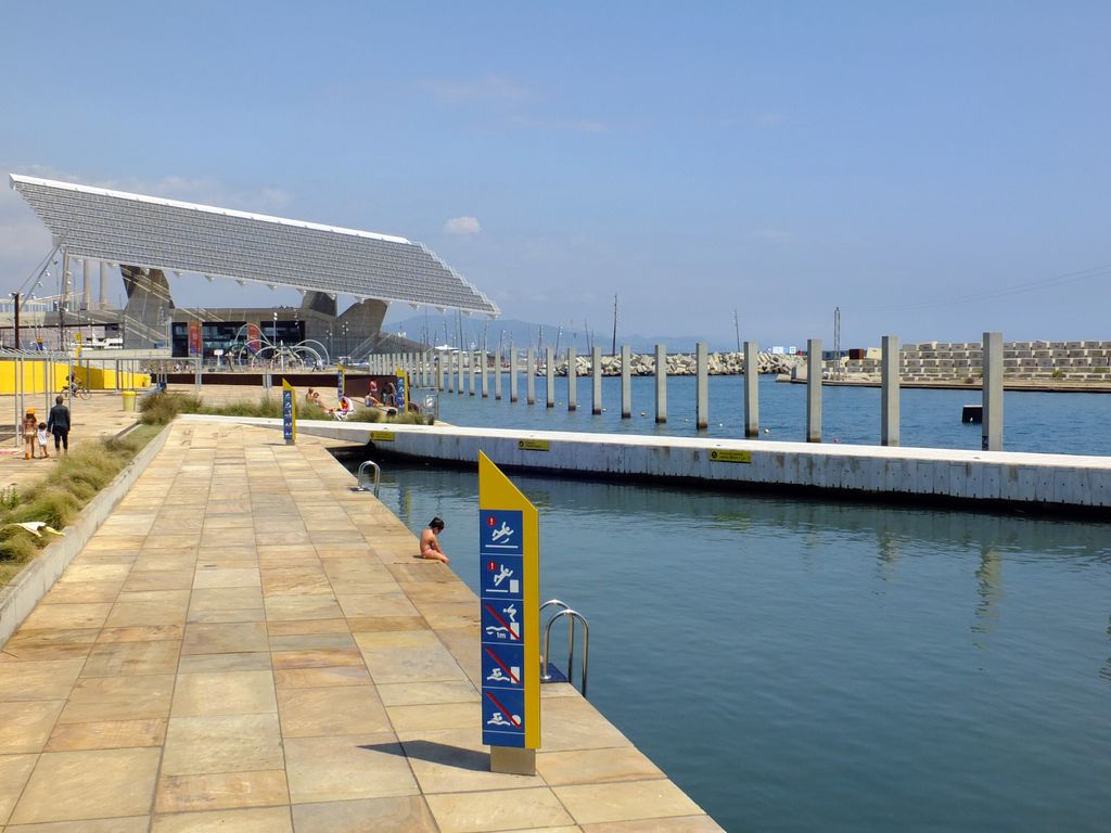 Platja del Fòrum. Banys Fòrum i placa fotovoltaica